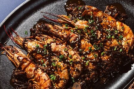 Лангустины с имбирем, красным луком и соевым соусом