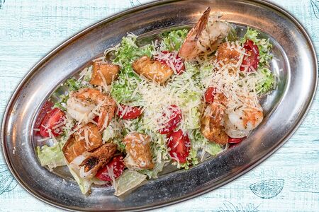 Салат Цезарь с креветками