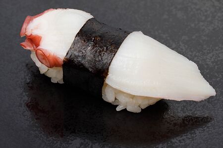 Суши с осьминогом