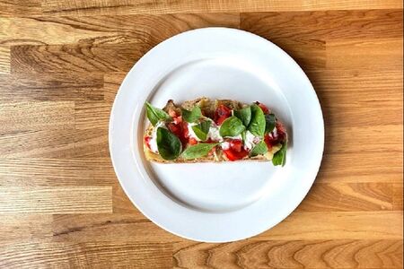 Брускетта с печеными овощами и страчателлой