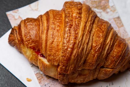 Круассан белый шоколад с вишней