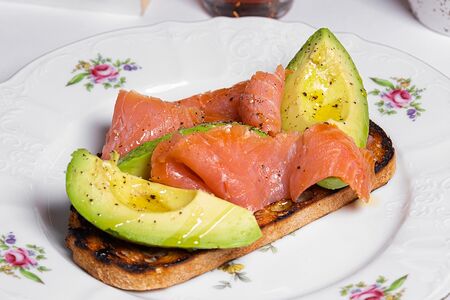 Брускетта с копченным лососем и авокадо