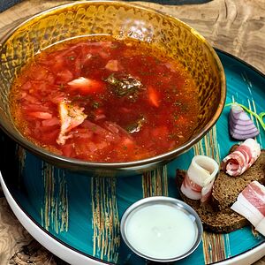 Борщ со сметаной и зеленью