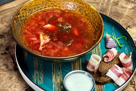 Борщ со сметаной и зеленью