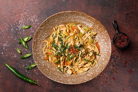 Удон с овощами, курицей и мисо соусом