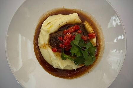 Щечки теленка с картофельным пюре