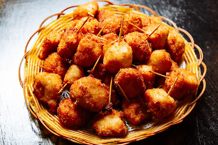 Куриные фрикадельки в сухарях на шпажках