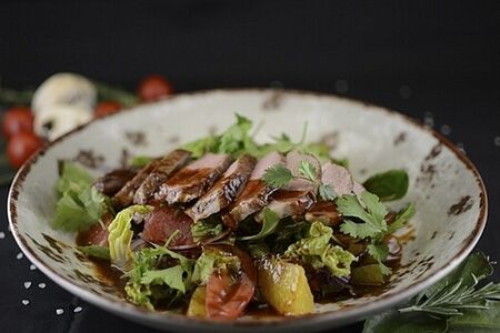 Салат с утиной грудкой в пряном соусе Хойсин