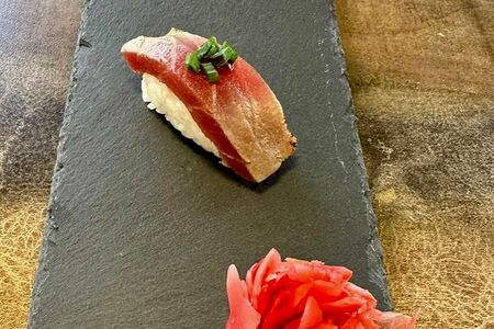 Суши с тунцом татаки