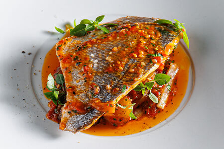 Филе дорадо с неаполитанским соусом