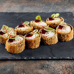 Жареный ролл со снежным крабом и лососем