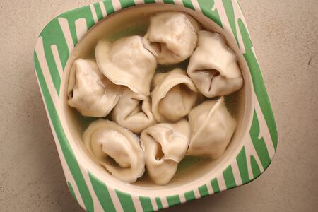 Пельмешки куриные с бульоном
