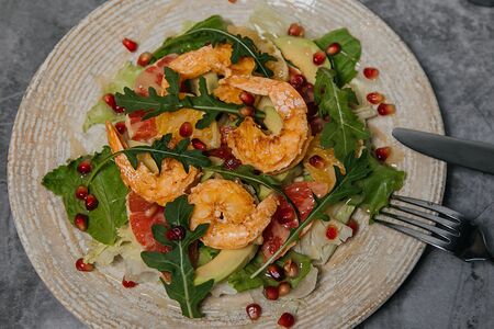 С авокадо и креветками