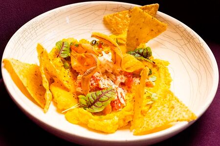 Морковный хумус с крабом и начос