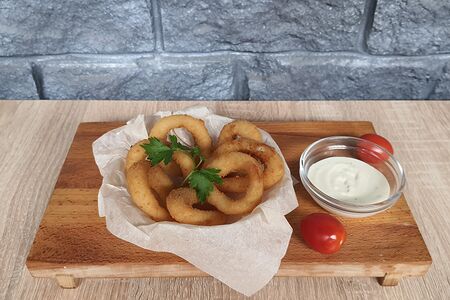 Кольца кальмара с соусом