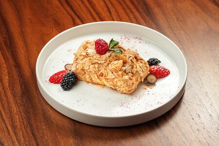 Наполеон с ягодами