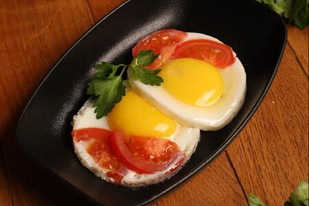 Яичница из двух яиц с помидором
