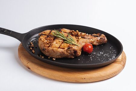 Толстая отбивная из cвинoй корейки на кости