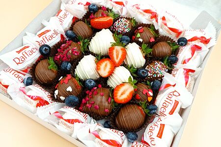 Клубника в шоколаде и Raffaello 147