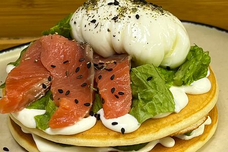 Панкейки яйцом пашот, красной рыбкой и авокадо