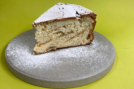 Яблочная шарлотка