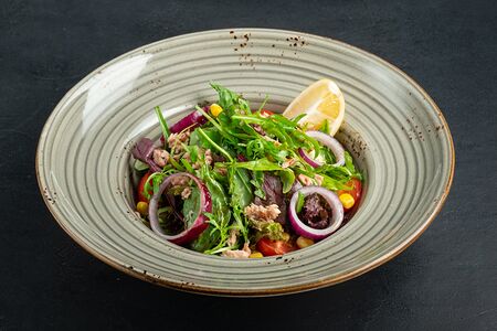 Салат с тунцом