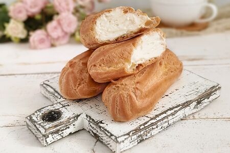 Эклер с пломбирным кремом