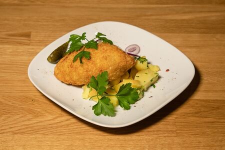 Котлета по-киевски с картофельными дольками