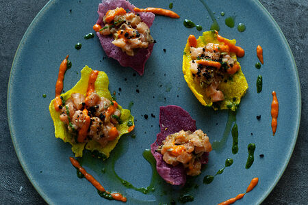 Тартар из лосося на чипсах