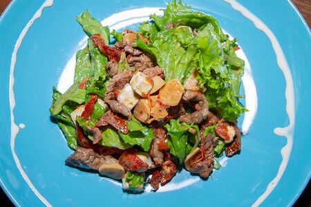 Салат с обжаренной говядиной