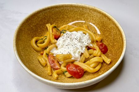 Казаречче со страчателлой и соусом из печеного перца