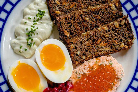 Риет из форели, красная икра, тосты, рикотта