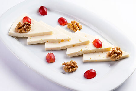 Сыр имеретинский в нарезку