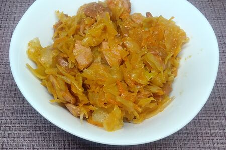 Тушеная капуста с сосисками