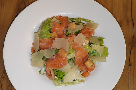 Салат Цезарь с семгой