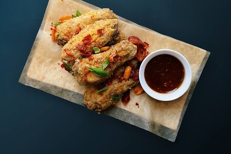 Хрустящие куриные крылышки с кисло-сладким соусом