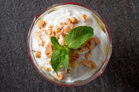 Мацони с орехом и медом