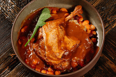 Утиная ножка с рагу из бобов