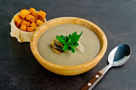 Грибной крем-суп с гренками