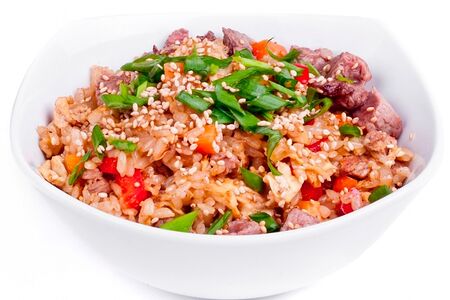 Жареный рис с говядиной в коробочке