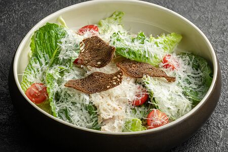 Салат Цезарь с куриной грудкой