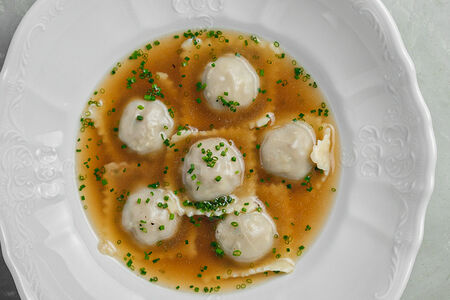 Пельмени с говядиной, бульон с барбарисом и грибами