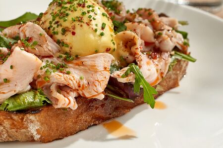 Тост с авокадо, пастрами из курицы и яйцом пашот
