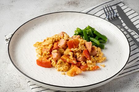 Скрэмбл с ветчиной, томатами и стручковой фасолью