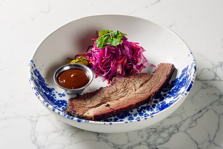 Брискет с маринованной капустой кимчи