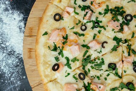 Пицца с сёмгой и креветками под соусом шампань