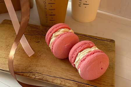 Макарон Роза-малина