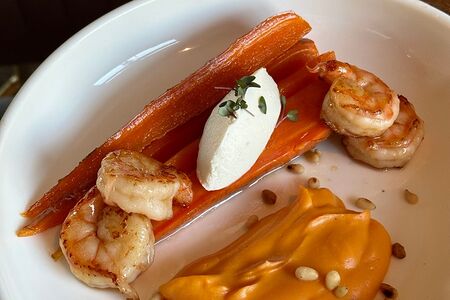 Креветки с кремом из батата и печёной морковью