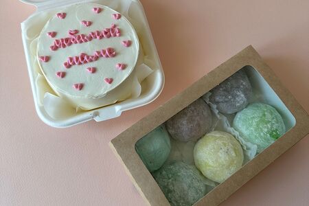 Комбо №4 Бенто-торт Красный бархат Любимой маме и ассорти моти