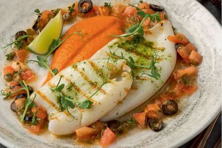 Кальмар на гриле с томатами и соусом ромеско